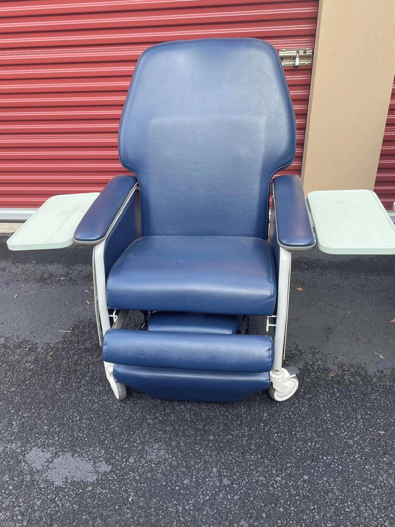 Clinical discount care recliner